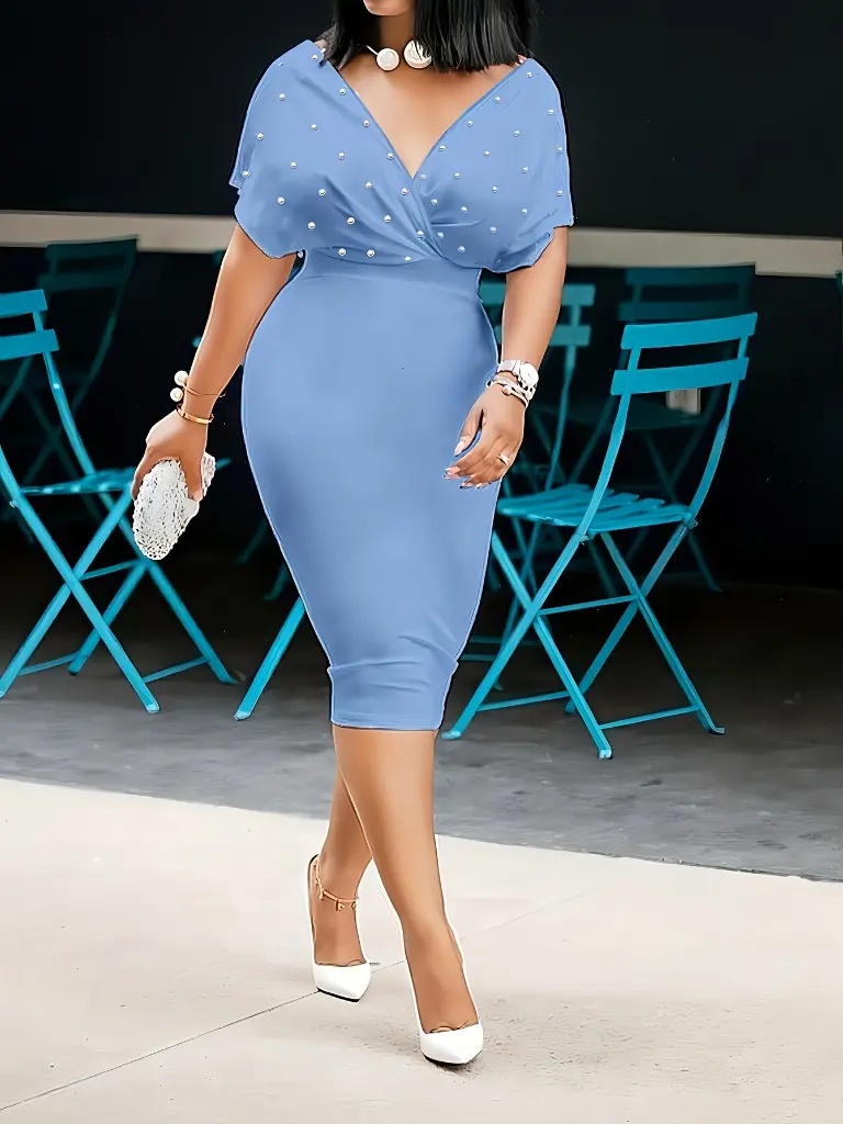 Robe Moulante Élégante à Col