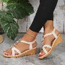 Sandales compensées à bride T et perles bohèmes