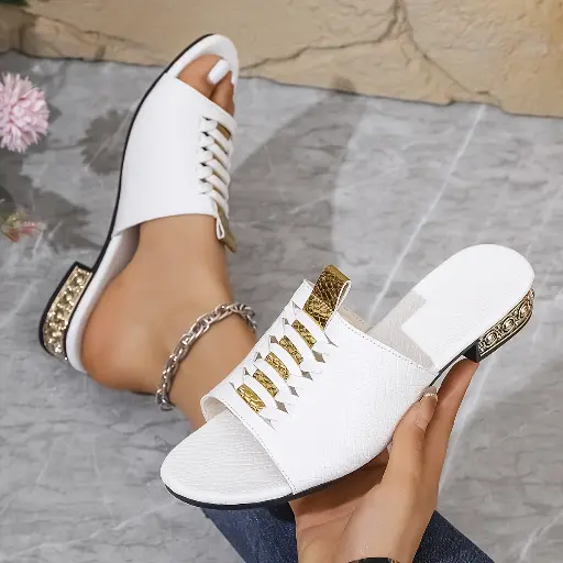 Une paire de sandales à bout ouvert