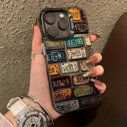 Un étui de téléphone INS argenté