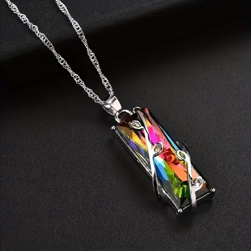 collier pendentif en cristal coloré