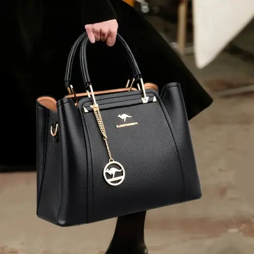 Sac à main élégant noir pour femme avec détails dorés et bandoulière amovible